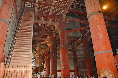 図２「集成材」で作られた大仏殿の柱.jpg