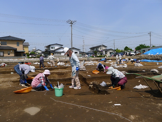 竪穴住居の遺構を掘り下げていきます（東町遺跡）.jpg