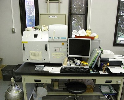蛍光X線分析装置（モニターの左隣） .jpg