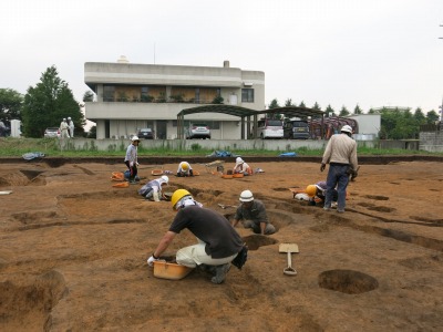 遺構の掘り下げ作業をおこなう奈文研職員.jpg