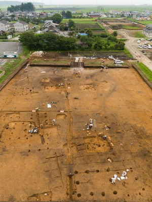 高所作業車からみた発掘作業風景.jpg