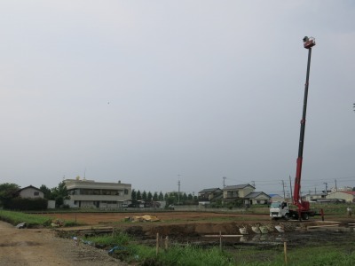 高所作業車を使った調査区全景写真の撮影風景.jpg