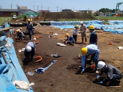 上渋佐原田遺跡では拡張した部分を遺構検出中.jpg