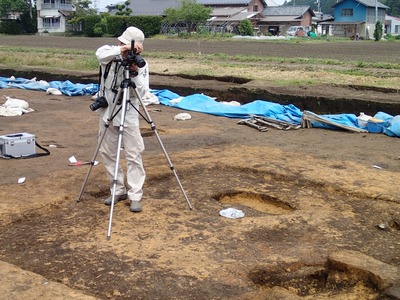 写真撮影をおこなう奈文研職員　上渋佐原田遺跡.jpg