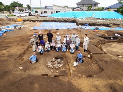 東町遺跡の発掘調査チーム.jpg