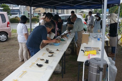 2現地公開の様子（東町遺跡）.jpg