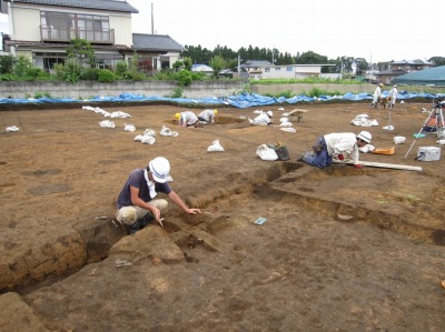 遺構と向き合う現地調査員.jpg