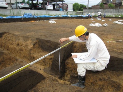 遺構実測をおこなう奈文研職員.jpg