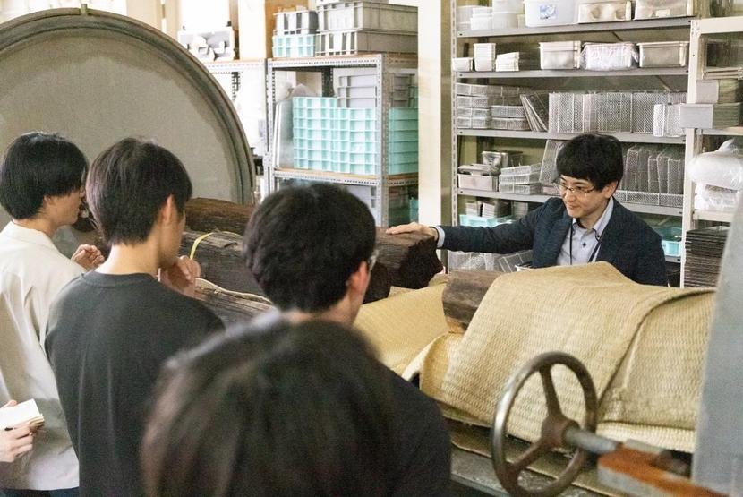 【写真1】保存修復科学研究室にて出土木製遺物の保存処理現場の見学の様子