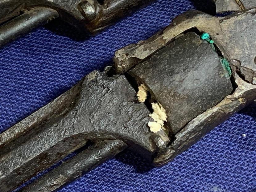 展示中に緑色と白色の新たなさびが生じた金属製品の画像